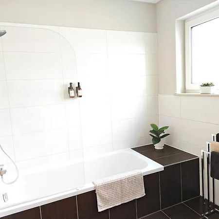 Glueckshaelfte - Moderne Haushaelfte Mit Xxl-parkplatz, Bike-storage & Garten Nahe Trier Fohren