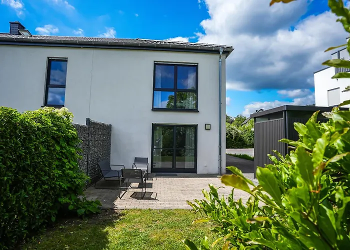 Glueckshaelfte - Moderne Haushaelfte Mit Xxl-parkplatz, Bike-storage & Garten Nahe Trier Casa de Férias Fohren